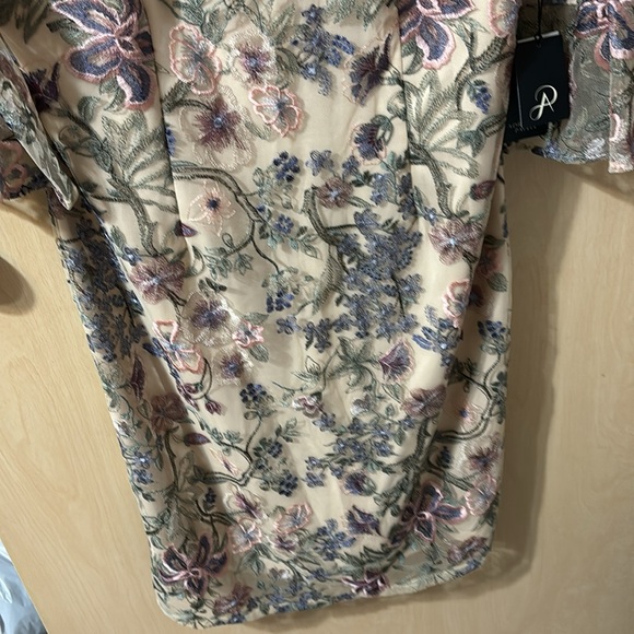 NWT Adrianna Papell Floral Embroidered Sheath with Bell Sleeves Dress Size 14 - Picture 2 of 10